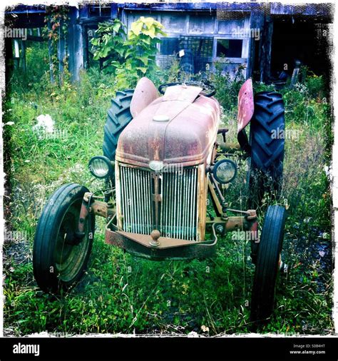 Rusty old farm tractor hi-res stock photography and images - Alamy