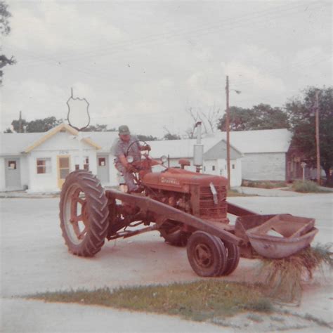 Photo#1 Dale Bolz setting horse... - Palmyra Nebraska History