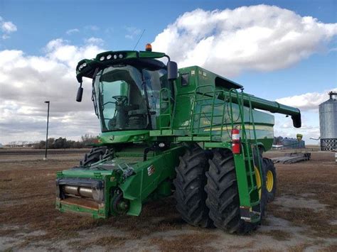 John Deere S680 Combine