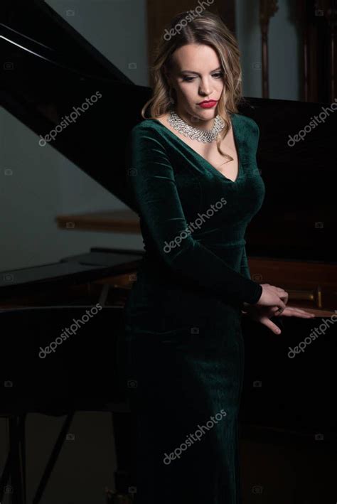 Pianist portrait | Portrait of a Piano Pianist — Stock Photo © ibrak ...