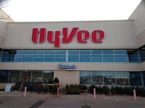 HY-VEE - Updated December 2024 - 32 Photos & 29 Reviews - 8809 W Center ...