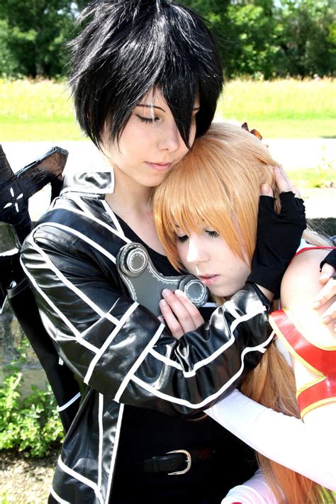 Sword Art Online Cosplay - Kirito hugs Asuna by K-I-M-I on DeviantArt