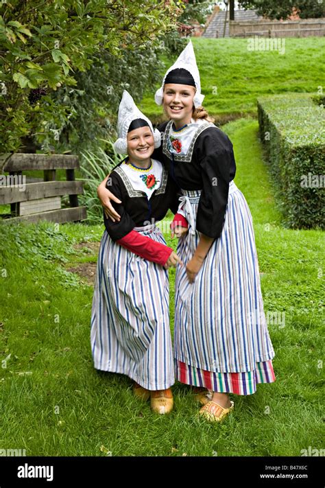 Dutch traditional dress hi-res stock photography and images - Alamy