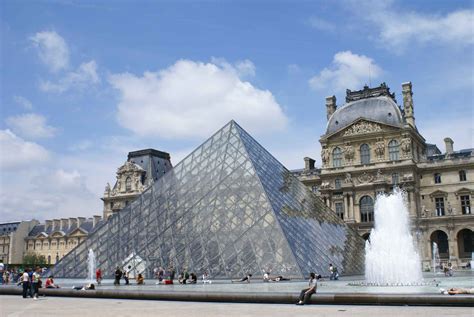 Musee du Louvre pyramid