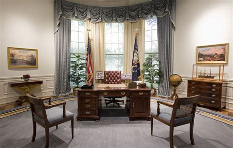 From Roosevelt to Resolute, The Secrets of All 6 Oval Office Desks ...