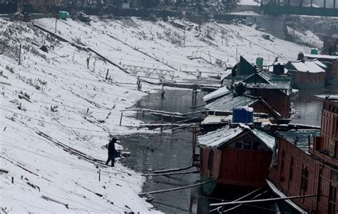 Snowfall in Kashmir Valley, road, air links snapped - Rediff.com India News