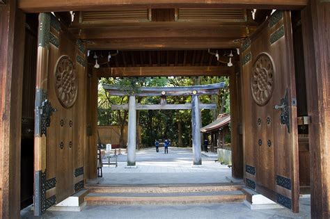 The Meiji Shrine Torii gate, Yoyogi … – License image – 71203461 lookphotos