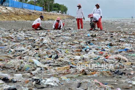 KKP: 50 Persen Sampah Darat Masuk ke Laut | Republika Online