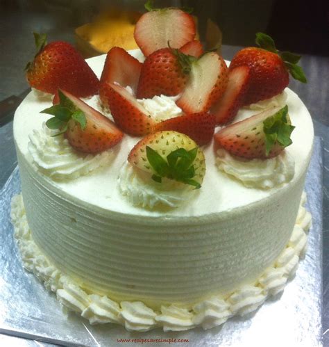 Sponge Cake with Strawberries and Whipped Cream