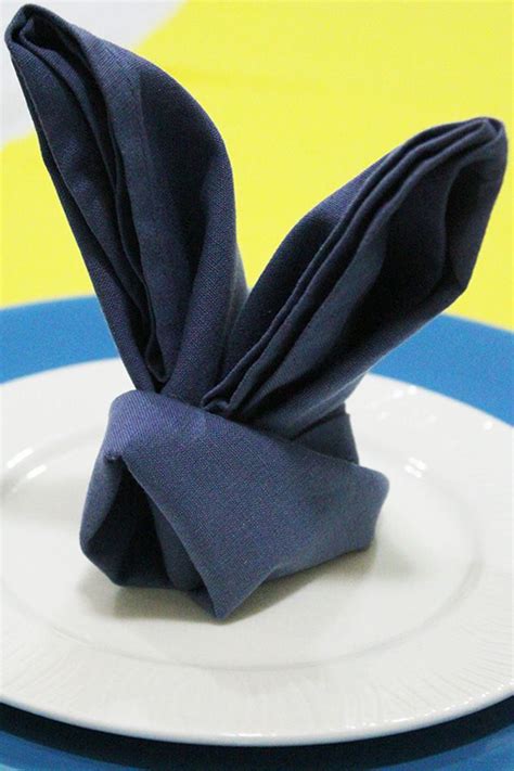 Napkin folding Easter bunny | Easter napkin folding, Easter cloth ...