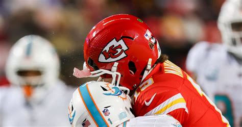 Patrick Mahomes' Helmet Manufacturer Explains Video of Shattered Helmet ...