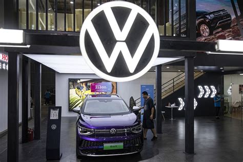 Volkswagen Sees China Car Market Recovery This Year - Bloomberg