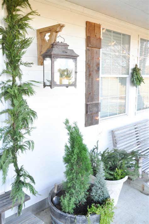 Farmhouse Christmas Porch - Becky's Farmhouse