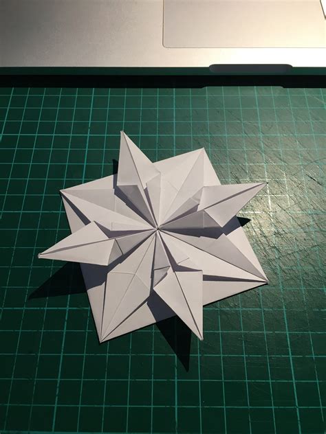 CHRISTMAS WREATH ORIGAMI :: Behance