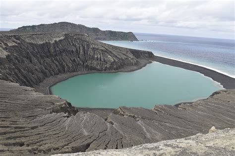 Hunga Tonga: New Volcanic Pacific Island Gives NASA a Glimpse of Life on Mars - Newsweek