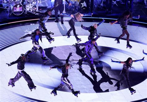 Halftime show: Usher sings ‘Yeah’ as Super Bowl fans dance and skate to ...