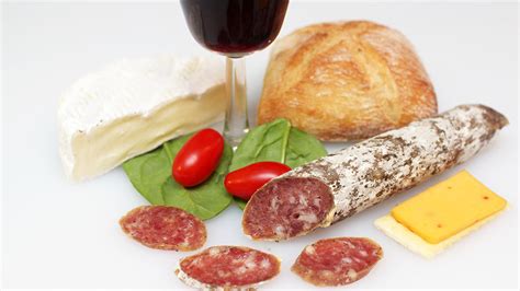 Saucisson au Camembert (Dry Sausage with Camembert Cheese)