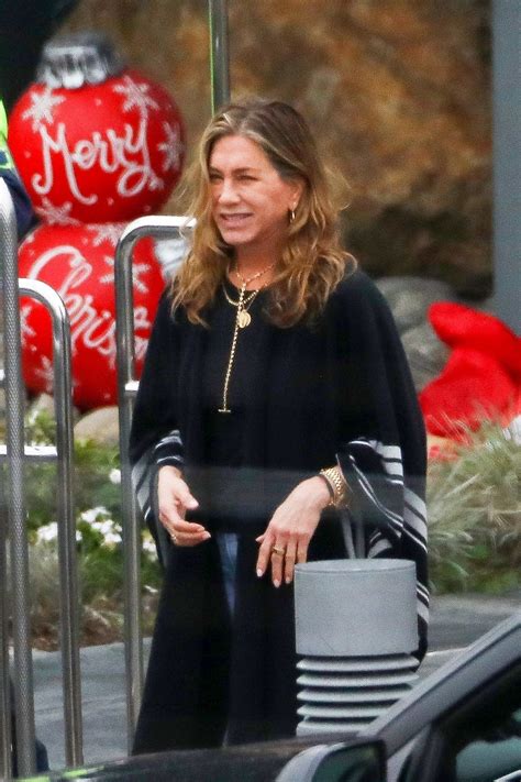 Jennifer Aniston - Returns in Los Angeles 01/02/2023 • CelebMafia