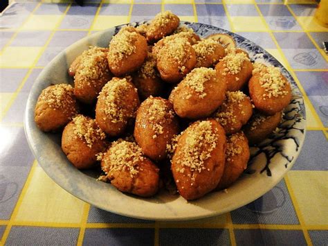 Greek Christmas food traditions: Melomakarona - Neos Kosmos