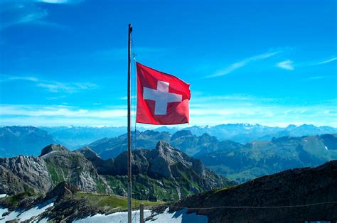 Musulmanes quieren eliminar cruz de bandera suiza. - NuestraRadio.org ~ Nuestra Radio