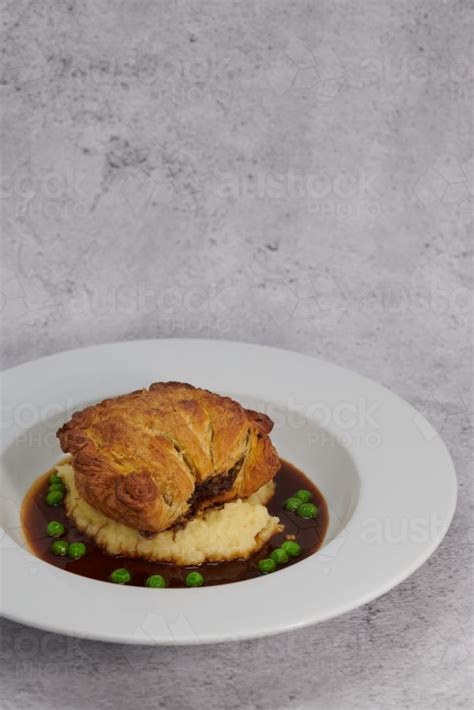 Image of Beef Pie with mash, peas and gravy - Austockphoto