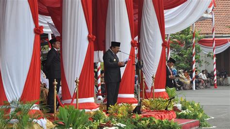 Bacakan Pidato Menpora, Pakde Karwo Ingatkan Partisipasi Pemuda – Suara ...