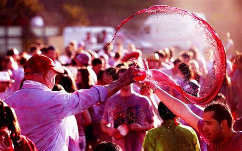 7 awesome images from Spain's famous La Batalla del Vino festival | Wine festival, Italy wine ...