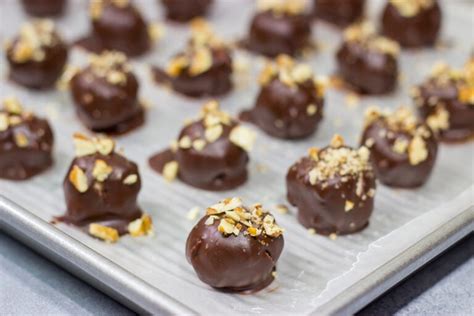 Pecan Bourbon Balls | Easy no-bake recipe for holiday gatherings!