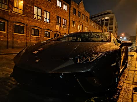 Lamborghini at night, testing out 'night mode' on my Huawei p20. : r/carporn