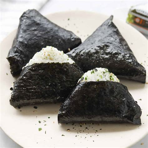 How to Make Japanese Onigiri Rice Triangles (Rice Wrapped with Seaweed) - A Peachy Plate