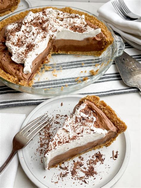 Easy Chocolate Pudding Pie with Graham Cracker Crust - Midwestern HomeLife