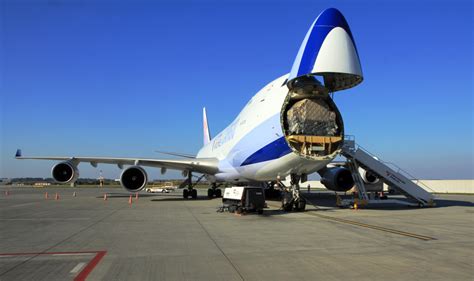 How The Lifting Nose On A Boeing 747 Cargo Plane Works - Simple Flying