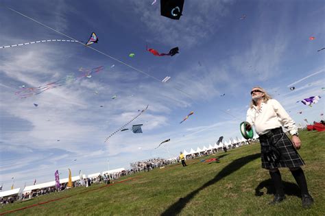 Giant kites soar at International Kite Festival - CBS News