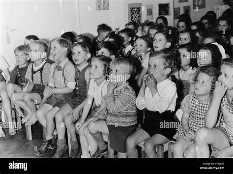 1950s audience laughing hi-res stock photography and images - Alamy