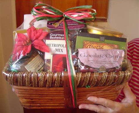 Nuts 4 Stuff: Gourmet Gift Baskets Classic Christmas Basket Review