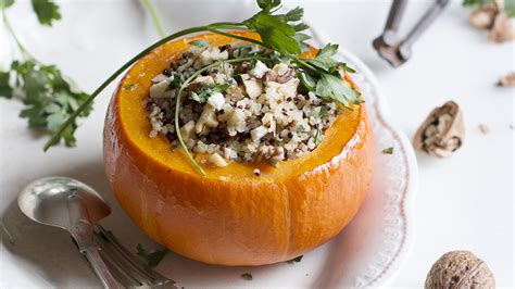 Calabaza asada rellena de quinoa y queso, una receta para celebrar el otoño