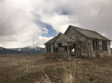 Abandoned house in the mountains of Idaho | Old farm houses, Abandoned mansions, Abandoned houses