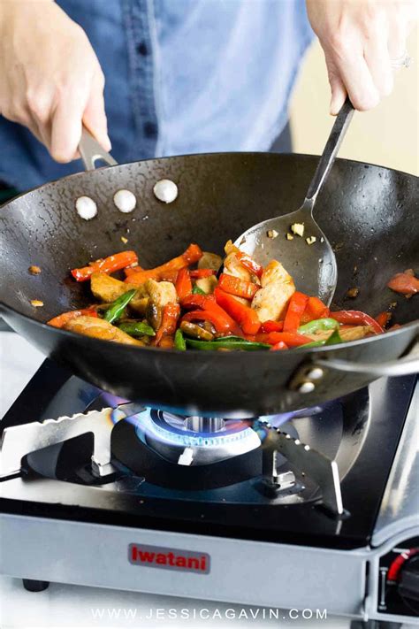 Rock the Wok: The Essential Chinese Cooking Tool - Jessica Gavin