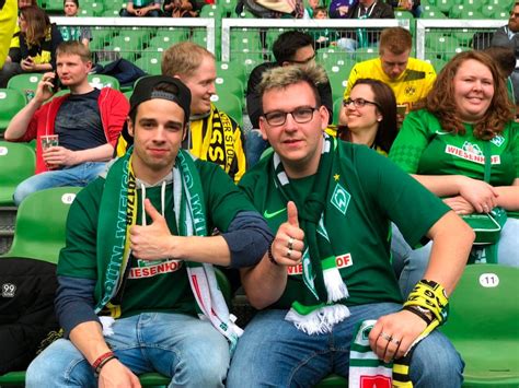 Fotostrecke: Werder-Bremen-Fans beim Bundesliga-Spiel gegen Borussia ...