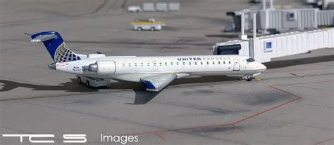 * Gemini Jets, United Express CRJ700, up close... - DA.C