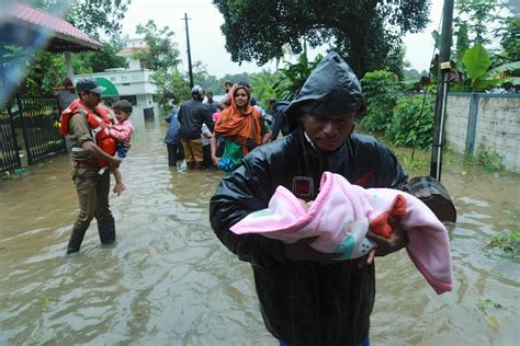 Kerala flood news LIVE: Latest as rescuers in India launch mission to ...