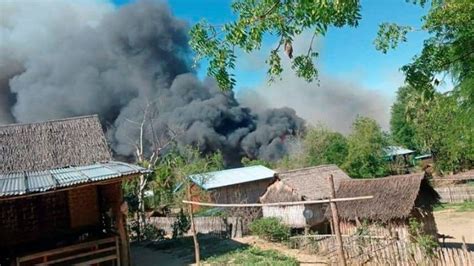 Myanmar village of Kin Ma burns down after clashes - BBC News