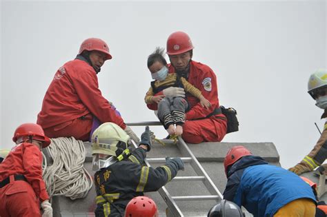 17 Photos of Rescue Workers Saving Lives Following Massive Earthquake ...