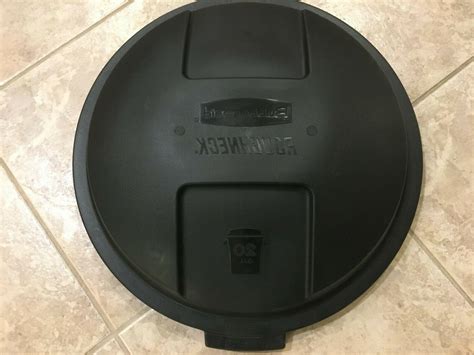 rubbermaid roughneck trashcan lid