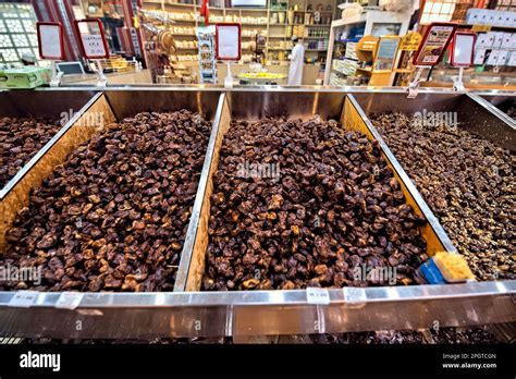 Dates for sale in the Nizwa Souq, Nizwa, Oman Stock Photo - Alamy