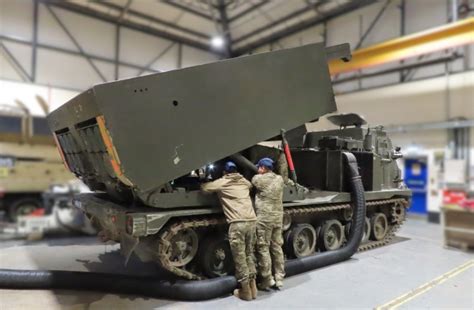 Ukrainian soldiers learn to repair M270 MLRS in the UK - Euromaidan Press