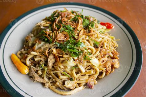 mie goreng jawa ou bakmi jawa ou nouilles java avec cuillère et ...