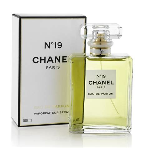 Twin Peaks: Chanel No.19 and Heure Exquise reviews & comparison ...