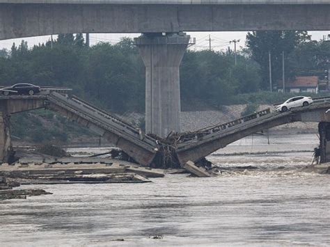 Highway bridge in China collapses due to flash floods, casualties ...