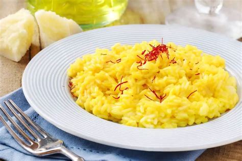 Risotto alla milanese: ricetta originale lombarda con zafferano e midollo